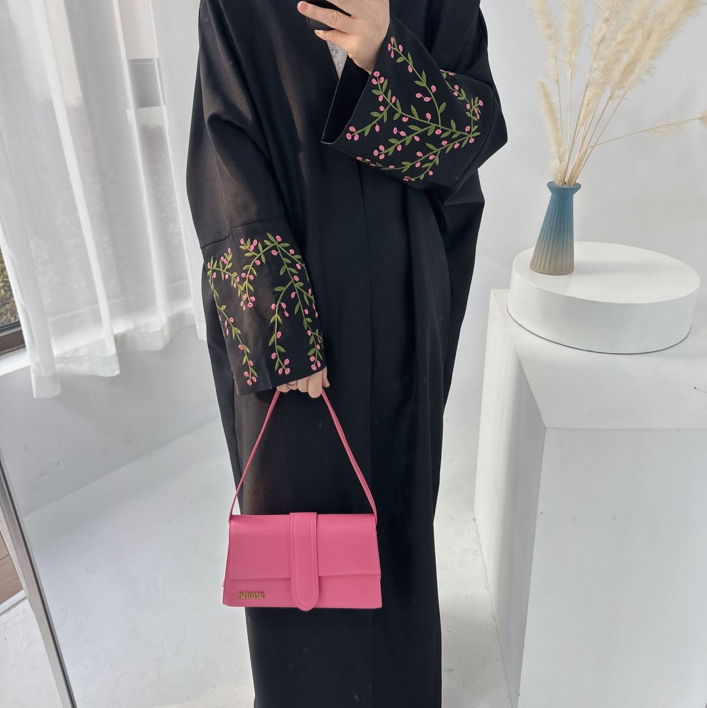 Kimono Ayane de Dubai Brodée avec Motifs de Fleurs 🌺